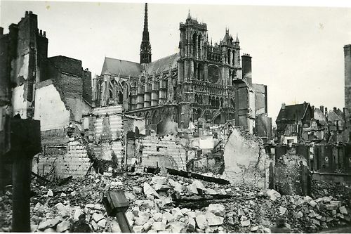 Fichier:Cathedrale Amiens Epargnee.JPG