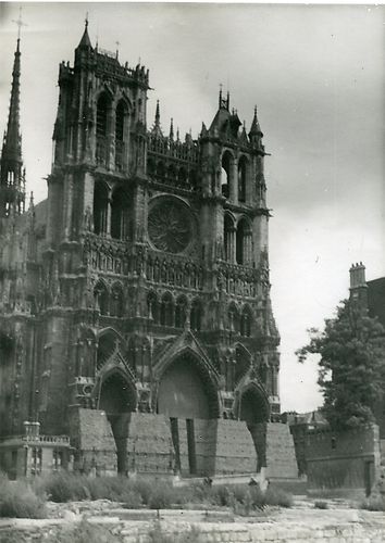 Fichier:Cathedrale apres bombardement 1944.JPG