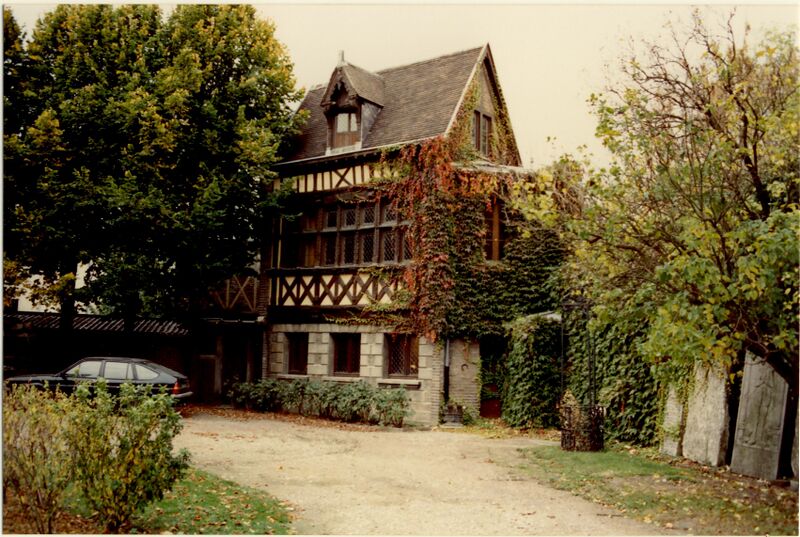 Fichier:Jardin du Musee Maison Place du Marche Lanselles 19 10 1990.jpg