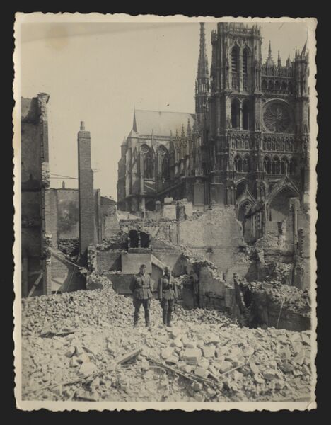 Fichier:Photo-souvenir-allemand-cathedrale.jpg