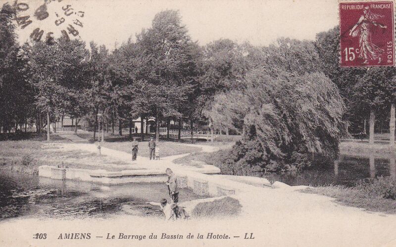 Fichier:CPA-Amiens-Le-barrage-du-bassin-de-la-Hotoie-LL103.jpg