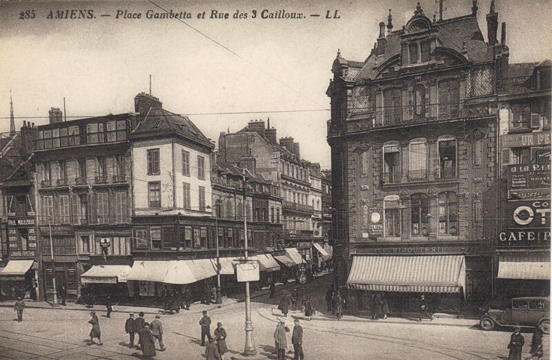 Fichier:CPA-185-Place-Gambetta-et-rue-des-3-Cailloux.jpg
