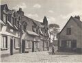 la Rue des Becquerelles photographiée par Pierre Caron dans Les vieux quartiers d'Amiens éditions Ambianum 1946