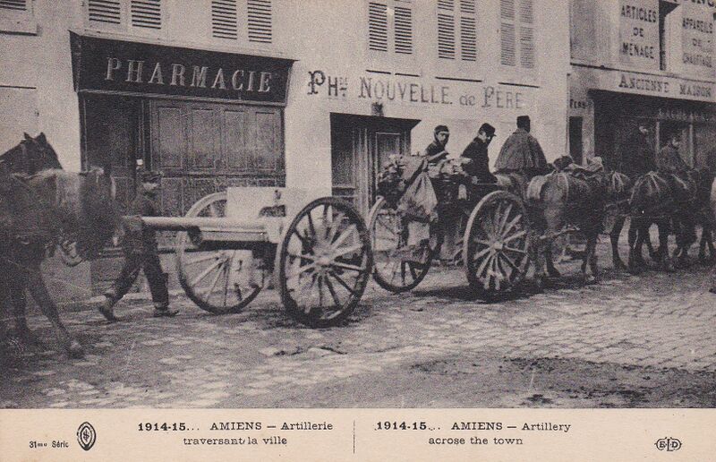 Fichier:CPA-Amiens-1914-artillerie-traversant-la-ville.jpg