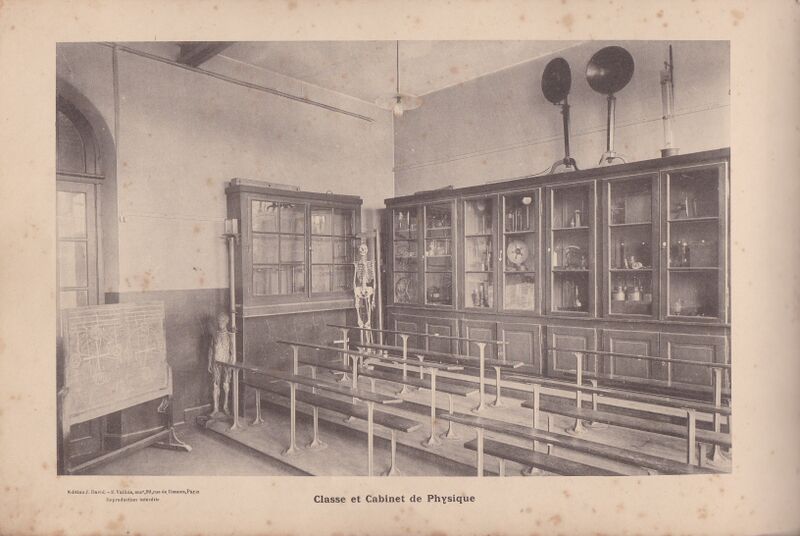 Fichier:Amiens-Ecole-normale-instituteurs-1913-1914-cabinet-physique.jpg
