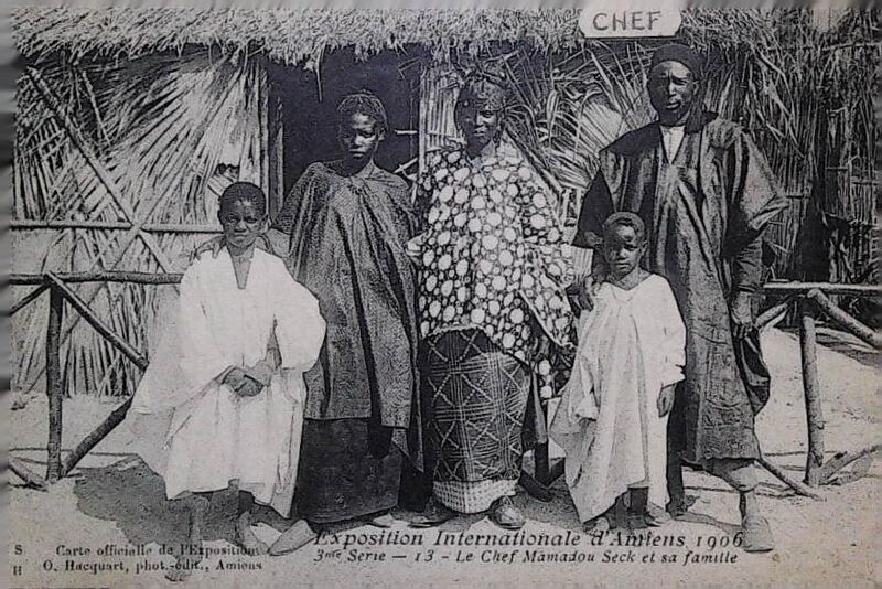 Fichier:CPA-Exposition-internationale-Amiens-1906-le-chef-Mamadou-Seck-et-sa-famille-13.jpg
