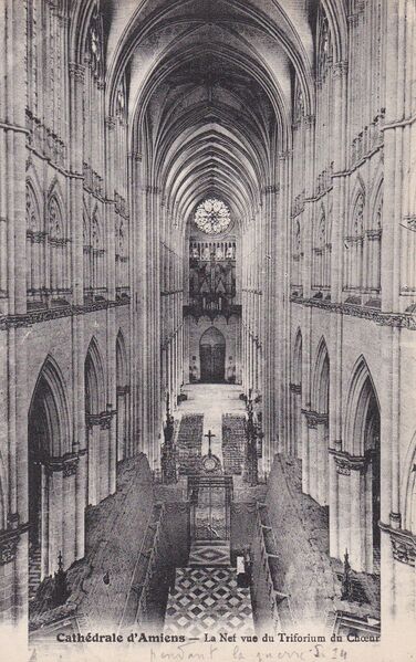 Fichier:CPA-Amiens-1918-Cathedrale-la-nef-vue-du-triforium-du-choeur.jpg