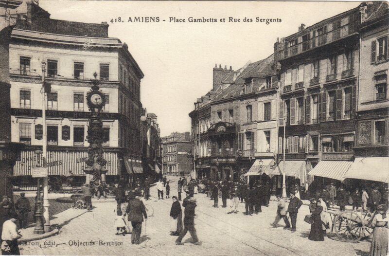 Fichier:CPA-418-Place-Gambetta-et-rue-des-Sergents.jpg