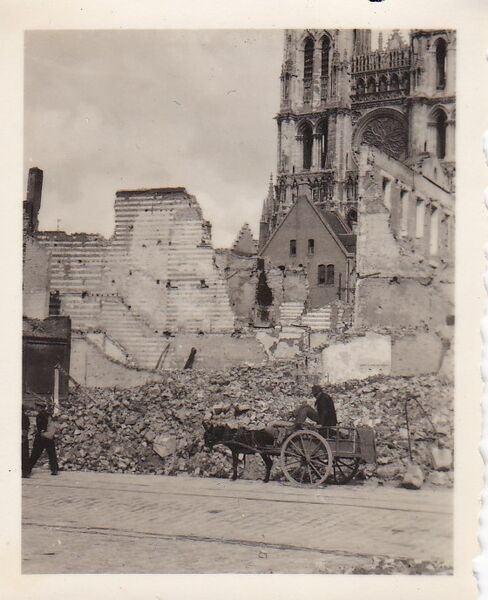 Fichier:Photo-aout-1940-cathedrale-et-ruines.jpg