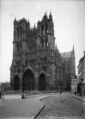 Cathédrale d'Amiens dans les années 1905 cliché pris de la Rue Henri IV