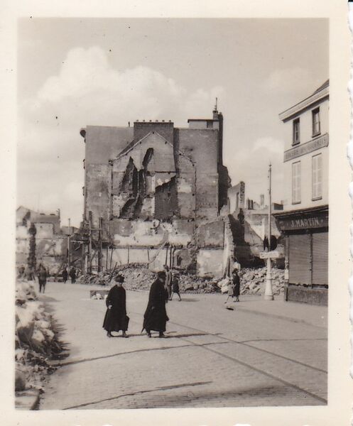 Fichier:Photo-aout-1940-place-gambetta-et-rue.jpg