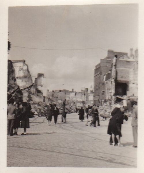 Fichier:Photo-Amiens-1940-Place-Gambetta-et-Lycee-St-Remi.jpg