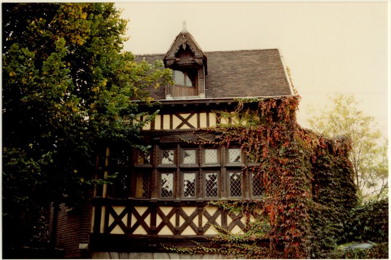 Fichier:Jardin du Musee Maison Place du Marche Lanselles-2 19 10 1990.jpg