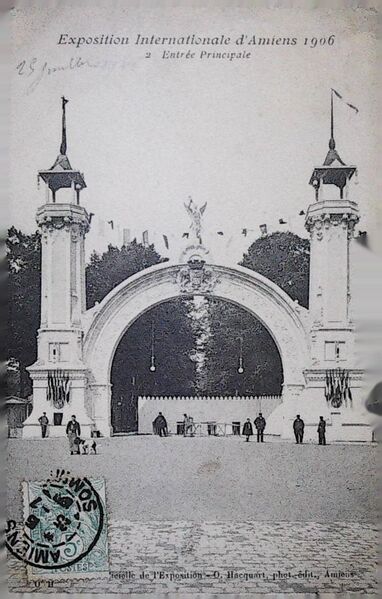 Fichier:CPA-Exposition-internationale-Amiens-1906-Entree-principale-2-drapeaux.jpg