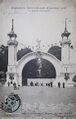 CPA-Exposition-internationale-Amiens-1906-Entree-principale-2-drapeaux.jpg