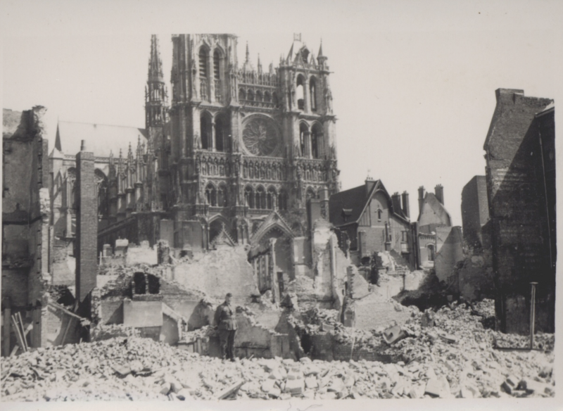 Fichier:Photo-Amiens-1940-depuis-ruines.PNG