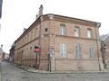 Amiens, maison de charité de la paroisse Saint-Leu, 12 Rue Gaudissart : vue d'ensemble depuis la Rue Motte .(src : Wikimedia)