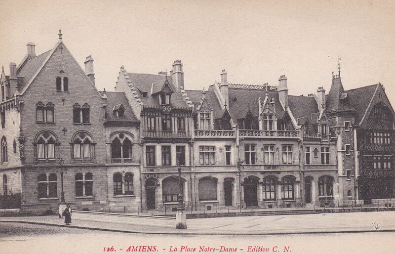 Fichier:CPA-Amiens-126-Place-Notre-Dame.jpg