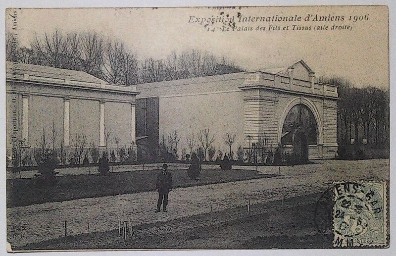 Fichier:CPA-Exposition-internationale-Amiens-1906-le-palais-des-fils-et-tissus-aile-droite-14-timbre.jpg