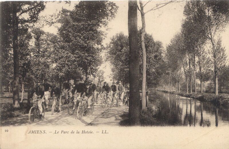 Fichier:CPA-Parc-Hotoie-Cyclistes.jpg