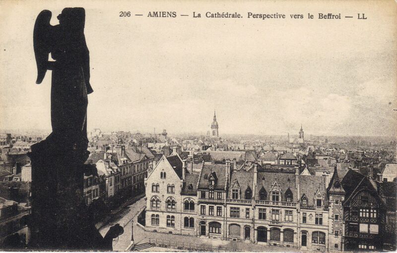 Fichier:CPA-Cathedrale-perspective-vers-le-beffroi.jpg