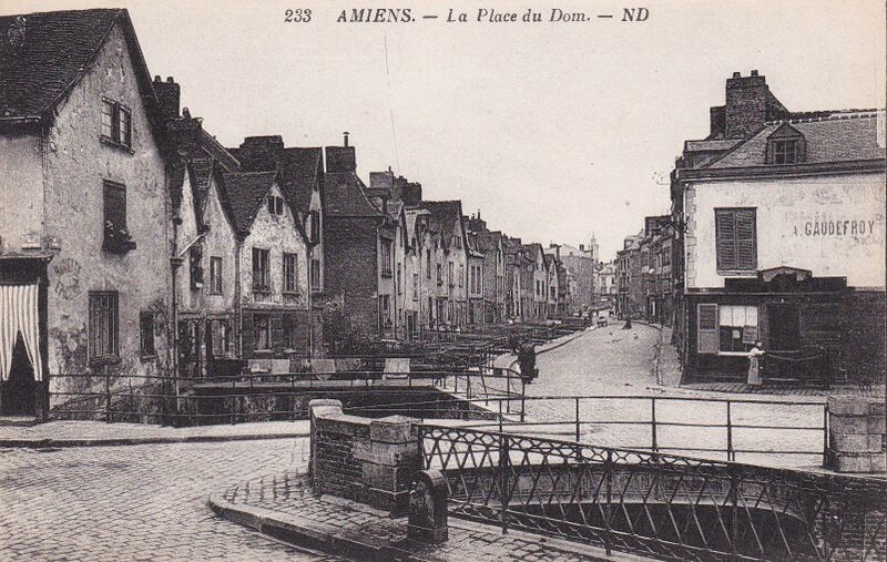 Fichier:CPA-Amiens-233-la-place-du-dom.jpg
