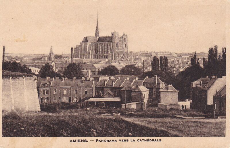 Fichier:CPA-Amiens-panorama-vers-la-cathedrale.jpg