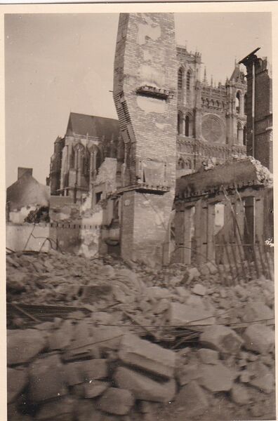 Fichier:Photo-ruines-et-Cathedrale-1940.jpg