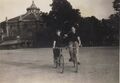 Devant le Cirque en 1939