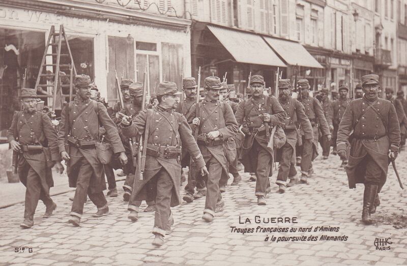 Fichier:CPA-La Guerre-Troupes francaises au nord d Amiens a la poursuite des allemands.jpg