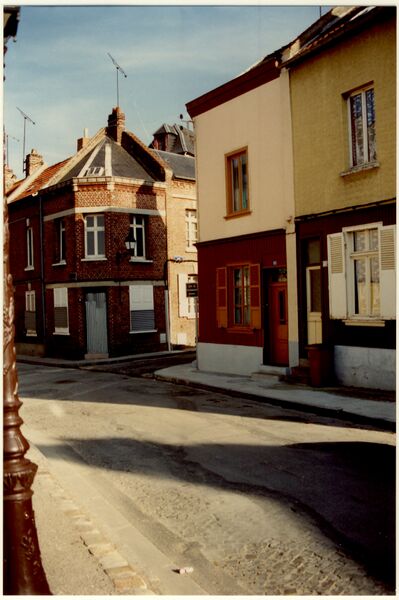 Fichier:Angle Place Aristide Briant Rue Dame Jeanne 19 10 1990.jpg
