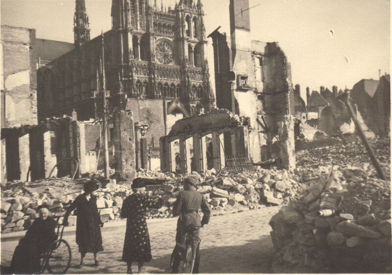 Fichier:Photo-Rue-Amiens-Bombarde-Cathedrale.jpg