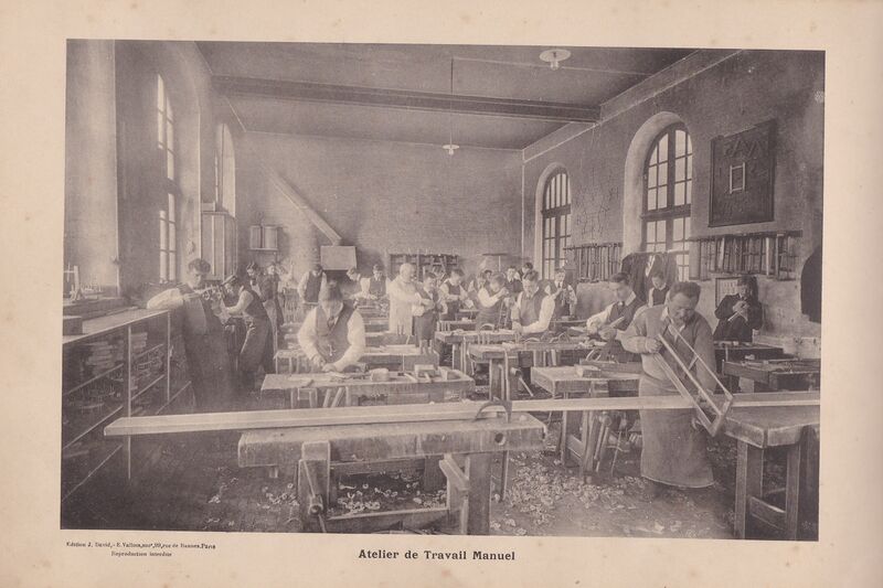 Fichier:Amiens-Ecole-normale-instituteurs-1913-1914-atelier-travail-manuel.jpg