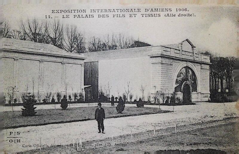 Fichier:CPA-Exposition-internationale-Amiens-1906-le-palais-des-fils-et-tissus-aile-droite-14.jpg