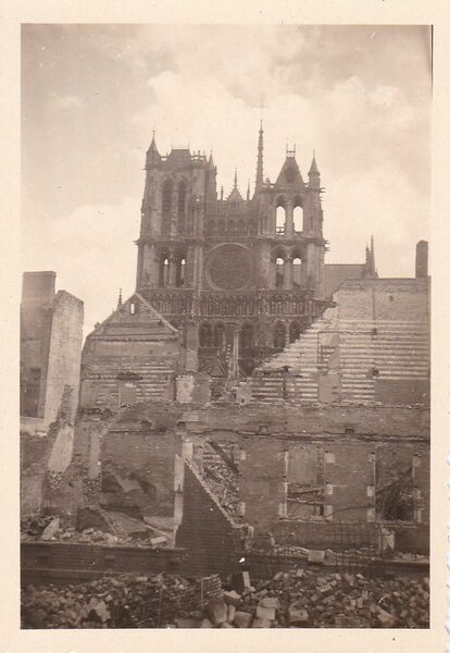 Fichier:Photo-Amiens-1940-cathedrale-et-ruines.jpg