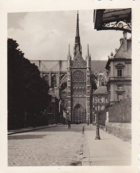 Fichier:Photo-aout-1940-rue-robert-de-luzarches.jpg
