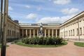 la cour de Bibliothèque d'Amiens avec le buste de Frédéric Petit par Albert Roze de nos jours