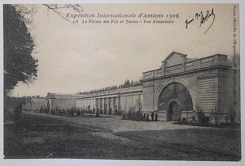 Fichier:CPA-Exposition-internationale-Amiens-1906-le-palais-des-fils-et-tissus-vue-d-ensemble-13.jpg
