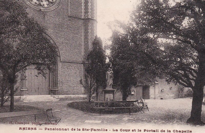 Fichier:CPA-Sainte-Famille-cour-et-portail-chapelle.jpg