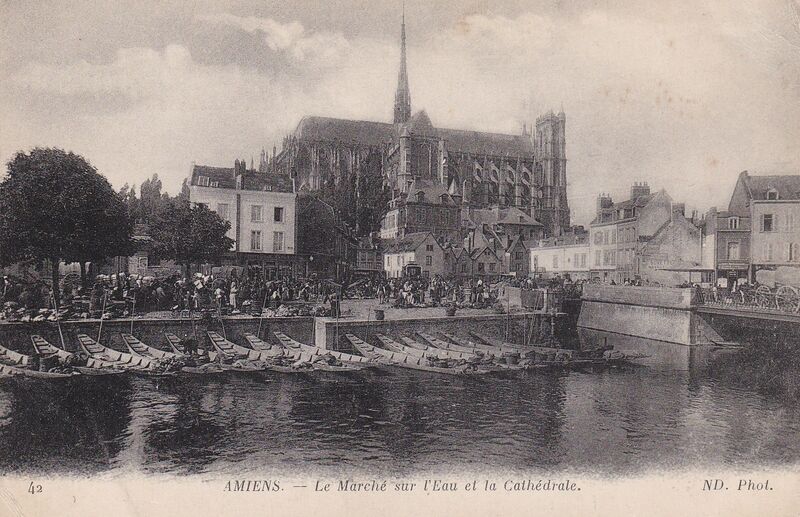 Fichier:CPA-Amiens-42-marche-sur-eau-et-cathedrale.jpg