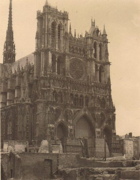 Fichier:Photo-cathedrale-amiens-ww2-ruines.jpg